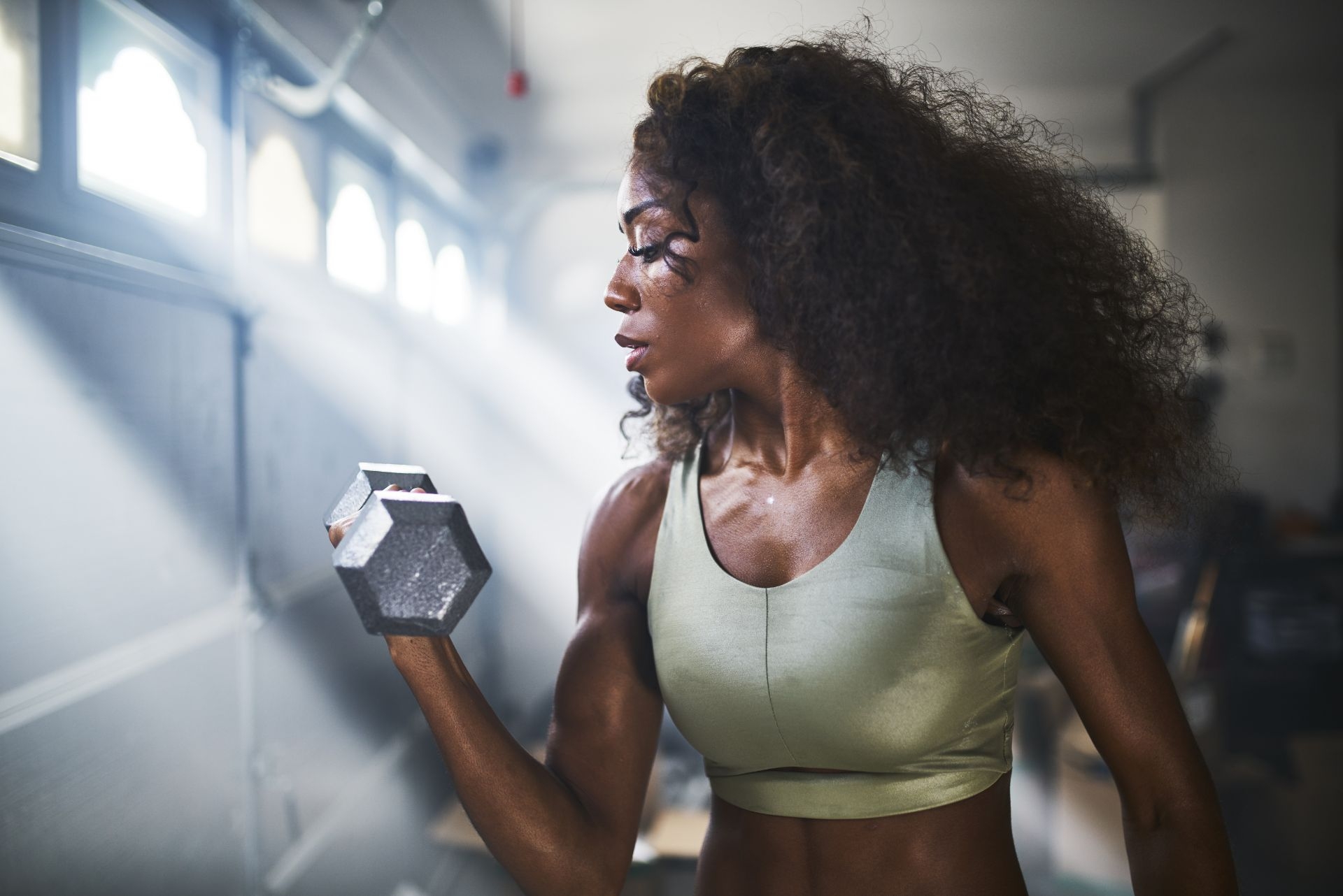 woman lifting a dumbbell