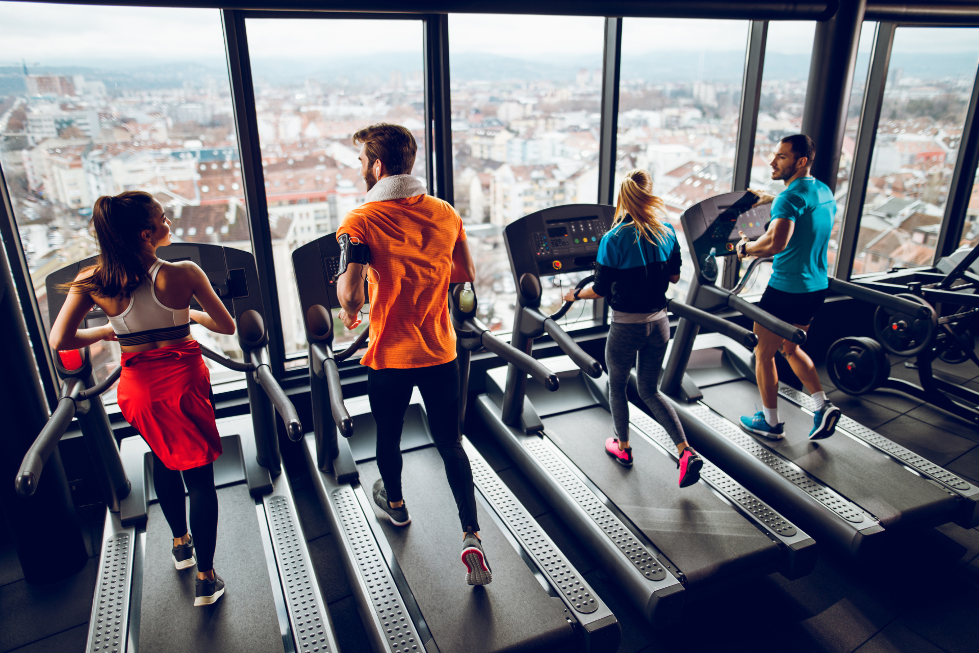 les personnes sur les tapis roulants à la salle de sport