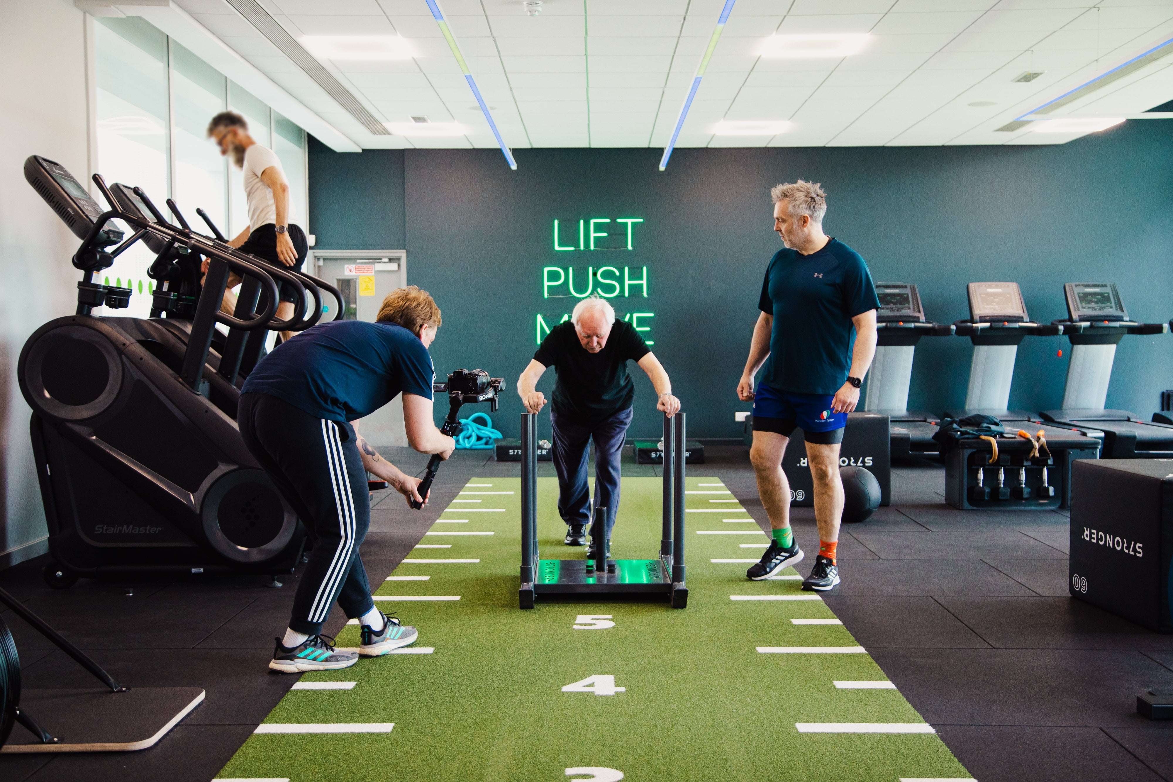 Vieil homme faisant de l'exercice à la salle de sport