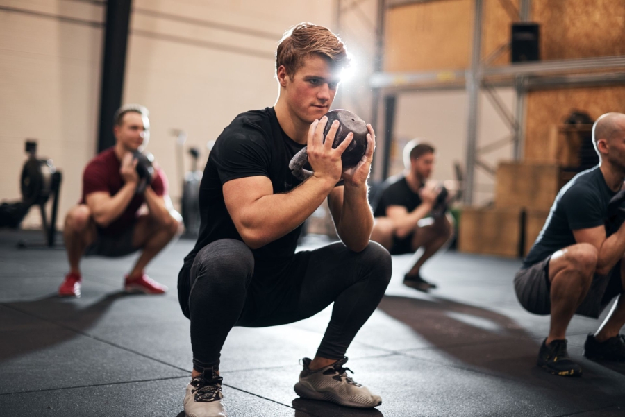 Un hombre de 34 años que entrena dos veces a la semana, el cliente del  fitness en España