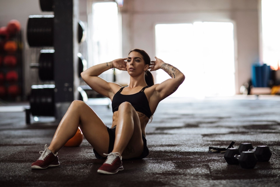 woman doing sit up