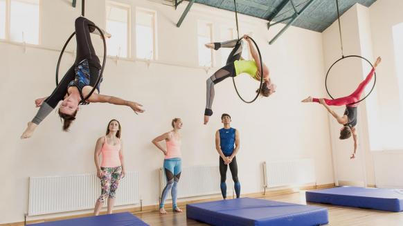 PERFECT GYM TRENDING LEISURE CENTER ACTIVITIES AERIAL HOOPS CLASS