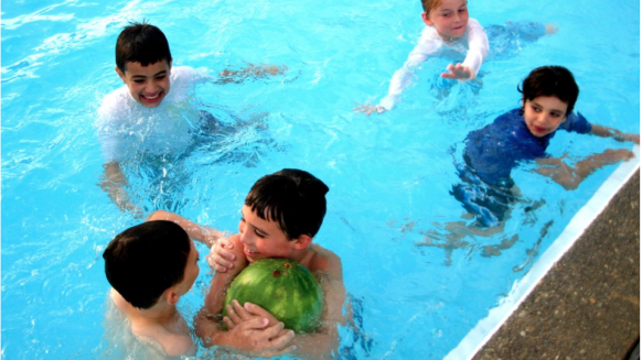 Perfect Gym Tactics for Increasing Swim Student Motivation CHILDREN TALKING TO EACH OTHER IN THE POOL