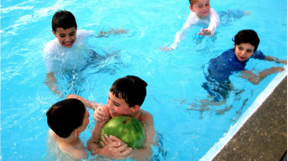 PerfectGym Tactics for Increasing Swim Student Motivation CHILDREN TALKING TO EACH OTHER IN THE POOL